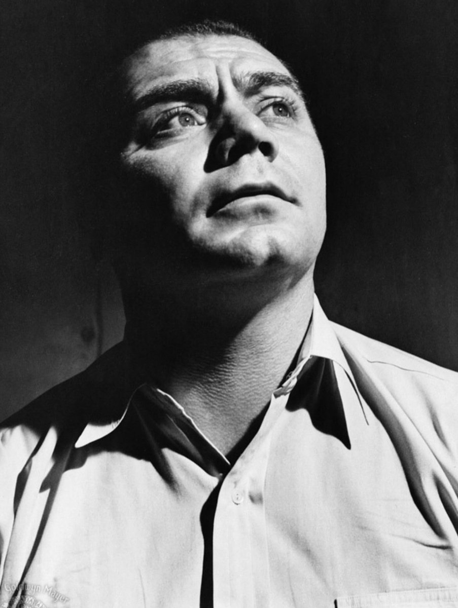JuanmadelaPoza's tweet photo. #ErnestBorgnine en #Marty (1955), de #DelbertMann. Se cumplen 71 años del estreno de esta obra maestra injustamente olvidada hoy en día. Modesta pero emotiva, «Marty» narra el bello encuentro de dos almas solitarias (un carnicero de buen corazón y una maestra de escuela). https://t.co/uHCbz2Y33M