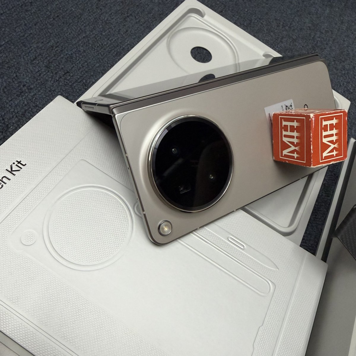 mobilehardwareO's tweet photo. Oppo Find N6
Slim and “almost invisible” crease
Aviation grade aluminium frame
Hasselblad camera system
Ultimate performance Snapdragon 8 Elite Gen 5
Battery Capacity 6000mAh
Wired 80W + Wireless 50W

Stellar Titanium in colour

#mobilehardwareofficial

#OPPOFindN6 #hasselblad https://t.co/QLE04X2gWm