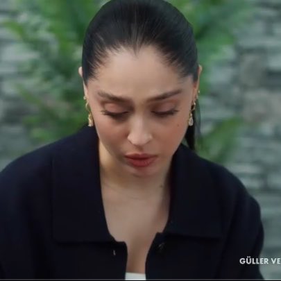 Zeynep curando las heridas de Serhat y no solo las físicas 🥹Miren su carita, parece un niño. Con Zeynep puede mostrar su lado más vulnerable y frágil, porque sabe que ella está para él. La mejor pareja, no hay discusión 🤍

#güllervegünahlar • #zeyser