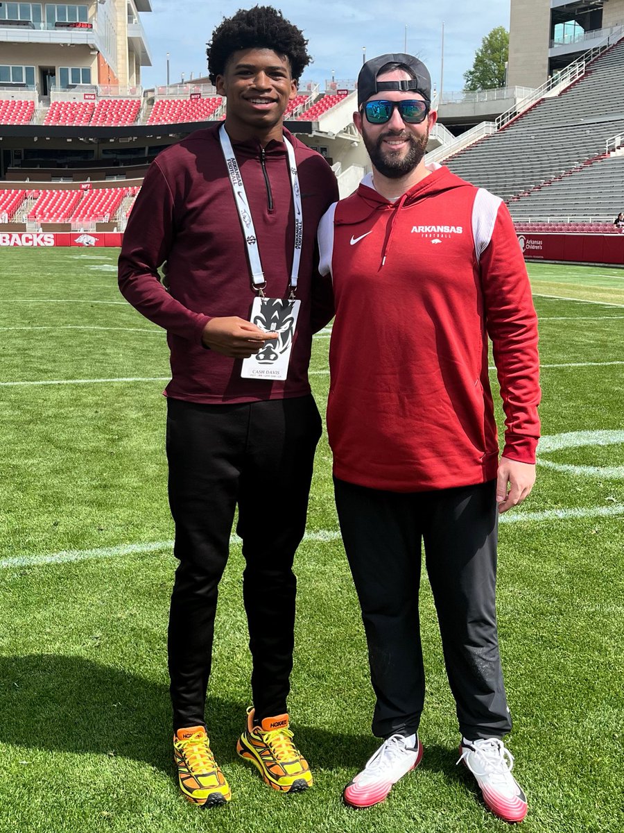 Cash6Davis's tweet photo. #AGTG What a weekend in Fayetteville 🔥🐗Truly blessed to have had an amazing visit with the @RazorbackFB 
Great energy and vibes all around! This one definitely meant something can’t wait to get back ⏳Grateful for the coaches and the opportunity to experience it all first hand! @RSilverfield @Coach_Smith10 @CoachYACJohnson @CoachOdom_Aaron @LiveOakFB