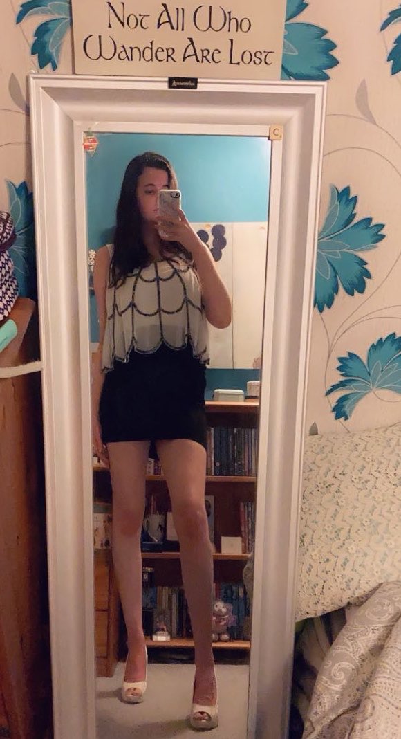 ACNHCarrie's tweet image. But on Saturday, Saturday, Saturday we paint the town 🍾💫✨🌼 #saturdaynight