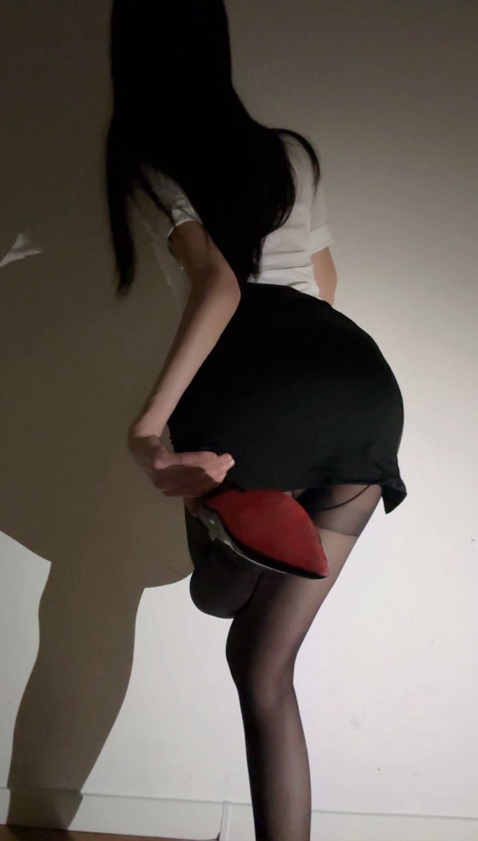3864277538S's tweet photo. 妈妈最近特别累啊，好想虐待你这个小贱狗玩，用鞋底虐待你的小唧唧，挤压到龟头都变形了，舒不舒服？挤压到流骚水了呢，白色透明粘粘的水呀～
#文爱 #文援 #连麦 #女s #高跟鞋 #龟头责 https://t.co/Z9mhyrsZMP