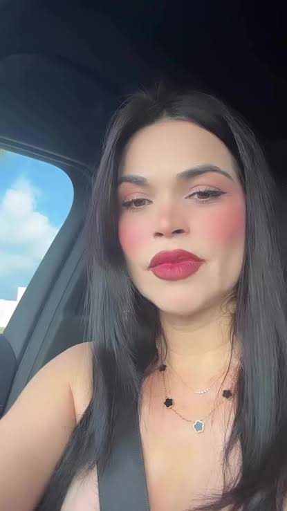 Duana_Lipa's tweet photo. Afortunadamente la Señora reaccionó y soltó al parásito.
Entonces Kenia la sacó de trabajar, le compró casa, carro, joyas, bolsas de marca y ahora la tiene así. 
Y sin condiciones, y si, la señora tiene otra hija, por lo que Kenia podría aplicar la de "que mi mamá le sufra" https://t.co/vAHB0X9LMw