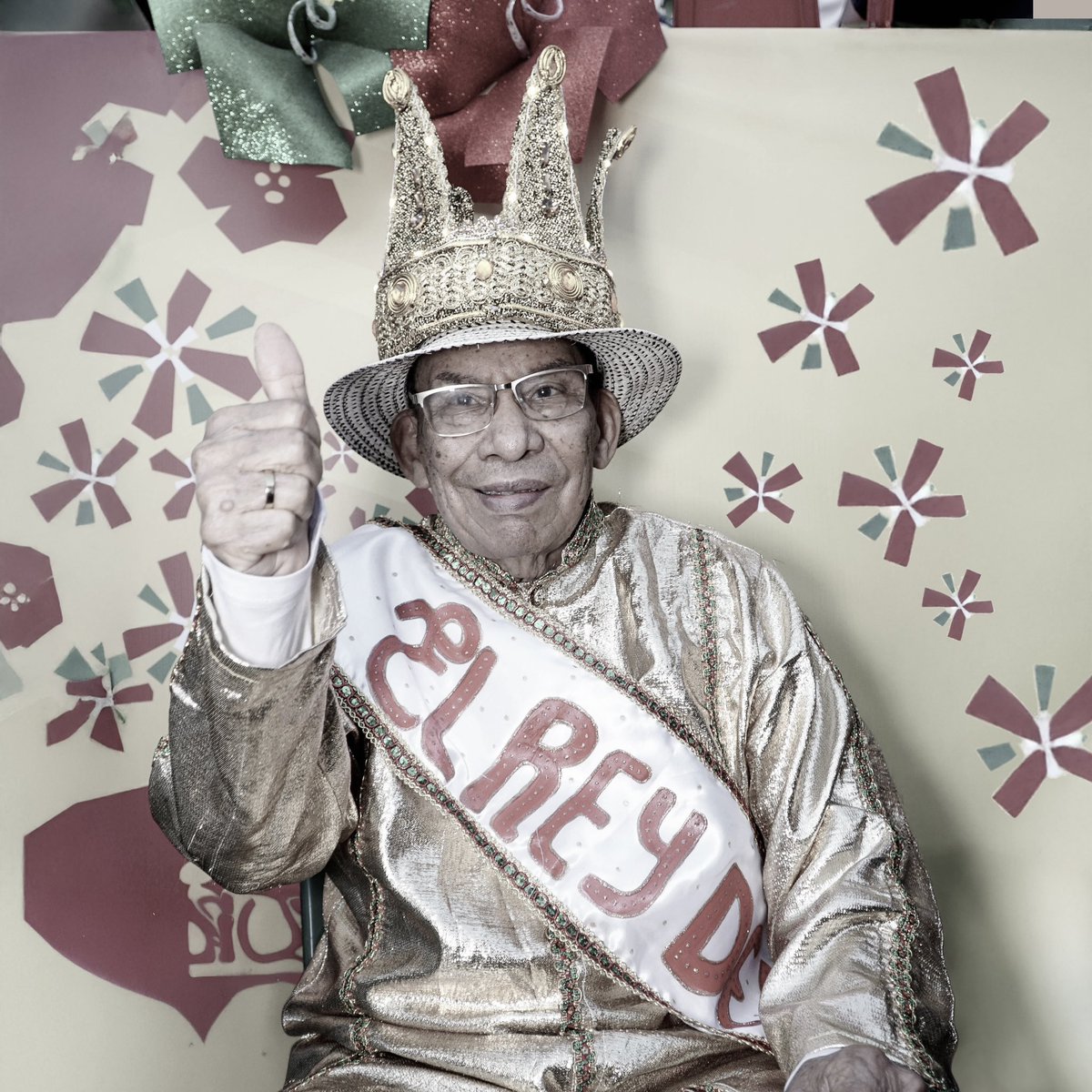 SecCulturaBaq's tweet photo. ¡Nuestro folclor está de luto! 

Lamentamos la partida de Pedro “Ramayá” Beltrán, Rey Momo 2002 del @Carnaval_sa y Rey de la flauta de millo.

Su música marcó generaciones y dejó himnos del Carnaval como “El Ratón” y “La Rebuscona”.

Acompañamos con solidaridad a su familia. https://t.co/mBzDl6Ev6F