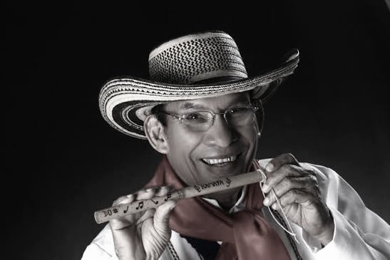 SecCulturaBaq's tweet photo. ¡Nuestro folclor está de luto! 

Lamentamos la partida de Pedro “Ramayá” Beltrán, Rey Momo 2002 del @Carnaval_sa y Rey de la flauta de millo.

Su música marcó generaciones y dejó himnos del Carnaval como “El Ratón” y “La Rebuscona”.

Acompañamos con solidaridad a su familia. https://t.co/mBzDl6Ev6F