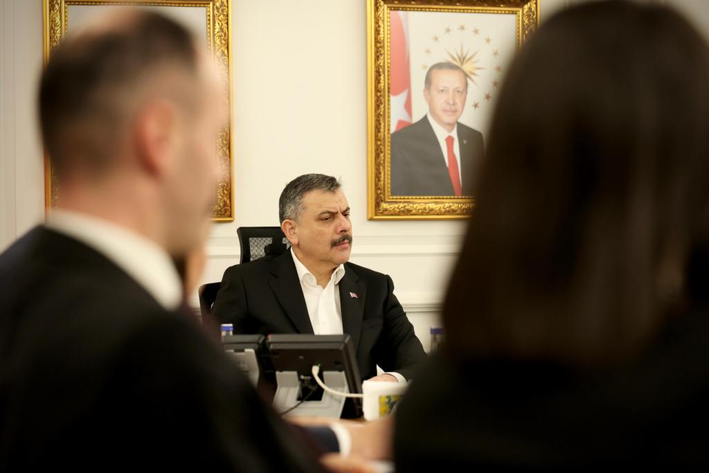 TC_icisleri's tweet photo. İçişleri Bakanımız Sayın @mustafaciftcitr, İç Güvenlik Stratejileri Dairesi Başkanlığımız tarafından yürütülen çalışmalara ilişkin kapsamlı bir brifing aldı.

Gerçekleştirilen brifingte;
▪️Terörizm ve radikalleşme,
▪️Kentsel ve mekânsal güvenlik,
▪️Aileye, kadına ve çocuğa karşı şiddetle mücadele,
▪️Uyuşturucu ve organize suçlarla mücadele,
▪️Trafik güvenliği,
▪️Dijital mecralarda güvenlik,
▪️Göç yönetimi,
▪️Eğitim ve seminer programları ile ilgili yürütülen çalışmalar hakkında bilgi alındı.

Toplantıda ayrıca; güvenlik hizmetlerinin  vatandaş odaklı yürütülmesine yönelik proje önerileri ele alındı.

Toplantıya Bakan Yardımcımız Doç. Dr. Sayın Kübra Güran Yiğitbaşı ve ilgili birim amirlerimiz katıldı.

İçişleri Bakanlığı; milletimizin huzur ve güvenliğini temin etmek amacıyla, tüm güvenlik hizmetlerini güçlü bir koordinasyon, etkin bir strateji ve kararlı bir iradeyle yürütmeye devam etmektedir.