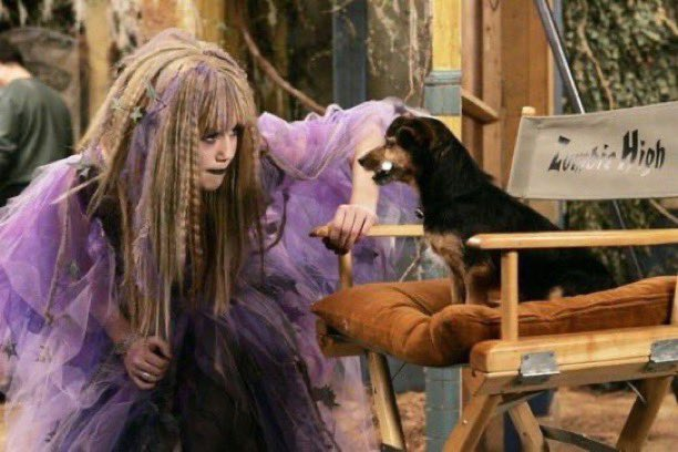 tomiezequiel15's tweet photo. podré superar muchas cosas, pero jamás a Disney Channel en el mes de octubre 🦇 https://t.co/vzxFq1CKnQ