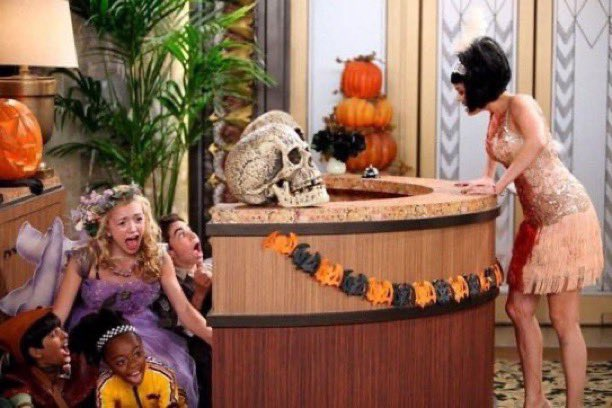 tomiezequiel15's tweet photo. podré superar muchas cosas, pero jamás a Disney Channel en el mes de octubre 🦇 https://t.co/vzxFq1CKnQ