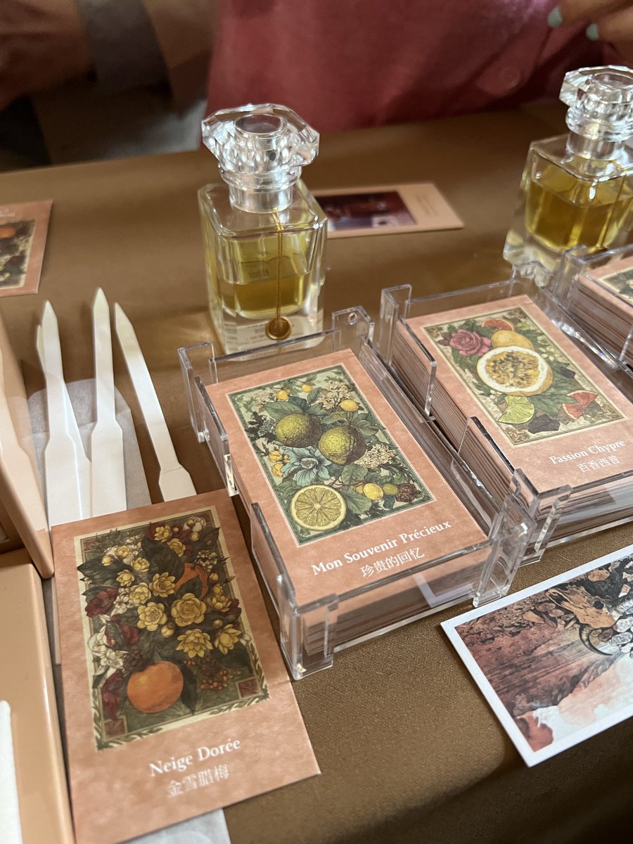 Cosmotron le parfumé tweet media