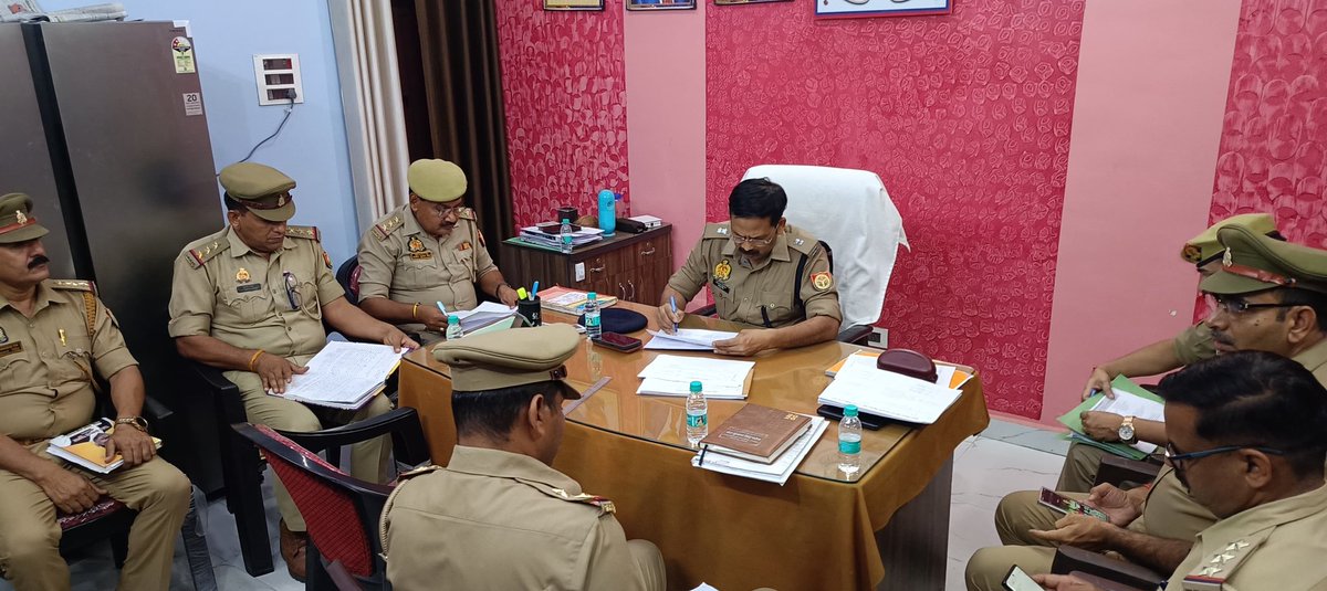 lalitpurpolice's tweet photo. #Addl_SP @kaloosingh द्वारा सदर सर्किल का अर्दली रूम कर, विवेचकों को लम्बित विवेचनाओं के समयबद्ध, निष्पक्ष एवं गुणवत्तापूर्ण निस्तारण हेतु आवश्यक दिशा-निर्देश दिए गए।
#lalitpurpolice
@Uppolice https://t.co/2EioxMZdQs