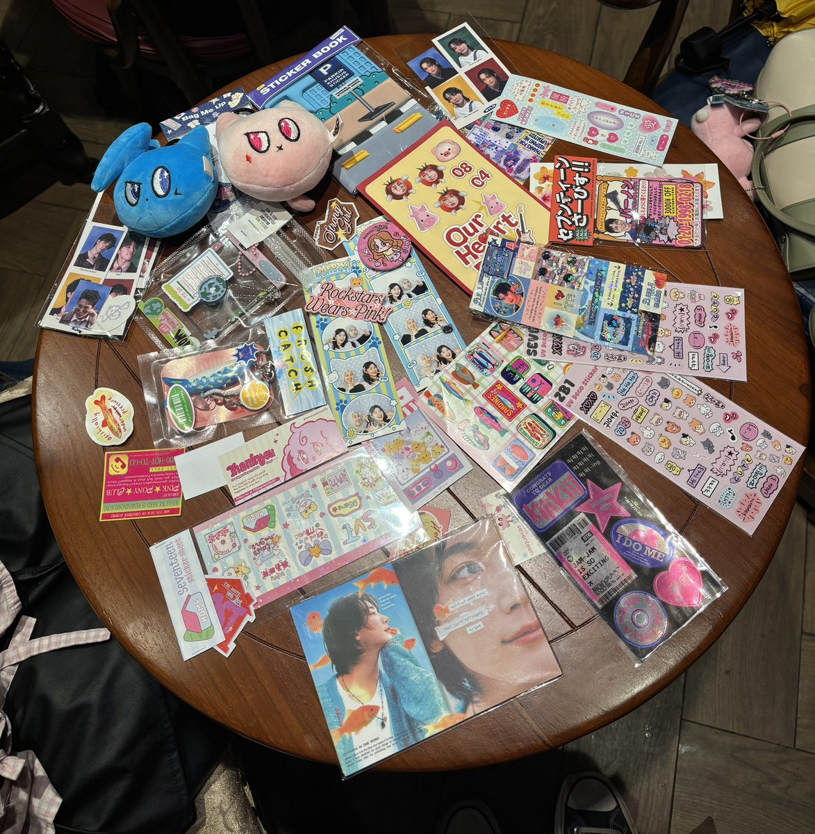 sanctuarray's tweet photo. bagaimana mau sakses kalo terlalu banyak jajan sticker dan keychain https://t.co/2kM164O7Jc
