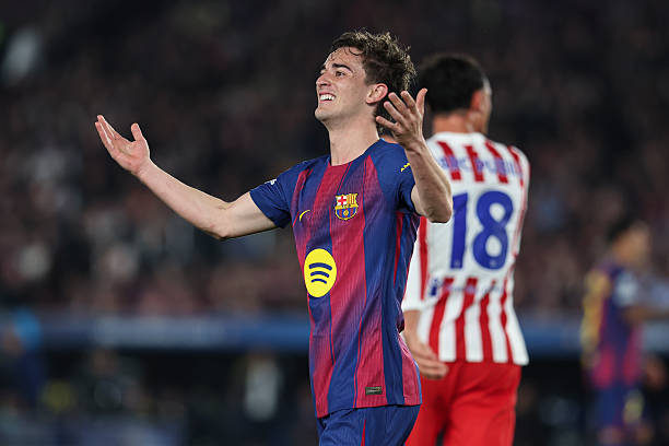 BouafifNour's tweet photo. Frenkie only got 6 minutes yesterday, and Flick implied that he’s not sure he’ll be ready for 45–60 minutes midweek. Bernal is still injured, and it’s not even certain he’ll be in the squad. With Cubarsí suspended, Eric will have to play at CB. So it actually looks like Gavi will have to start alongside Pedri in the double pivot for the Atlético game.

Personally, I don’t have any issue with that. Even though he’s coming back from a second career ending injury, he already looks sharp, energetic, and fearless. I actually expected him to need more time to build up his rhythm, but he seems ready to start big games already.

And stylistically, Gavi suits this type of match perfectly. His intensity, aggression, and ability to cover ground quickly are exactly what you need in a high-pressure midfield battle like this. we've already seen how he stepped up in the second half of the first leg even with 10 men, and i'm confident he can do even more in the second leg.