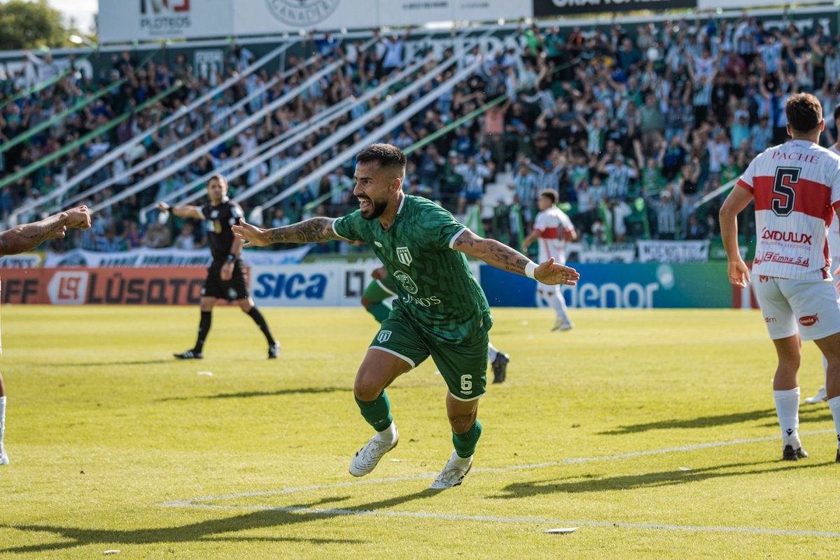 Oficial_CASM's tweet photo. Los gritos que valen por tres puntos…🔥💚 https://t.co/tOPNgKh3g5
