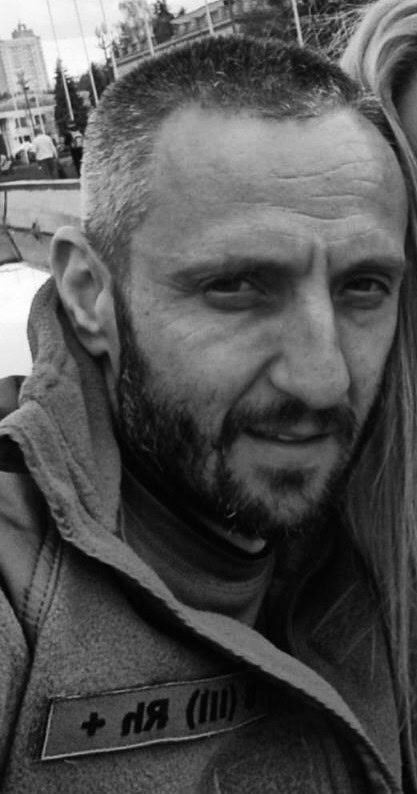 rolegiongetica's tweet photo. Am fost în Iad, m-am întors. Mi-am îngropat prieteni, am plâns, m-am îmbărbătat, am trecut peste toate. Am creat o haita de lupi despre care o să scrie istoria ani buni de acum incolo și despre care o să învețe la școală fiii și nepoții noștri, dar am rămas același. Văd lumea cu ochii cuiva care a văzut răul în cea mai pură formă a lui și a avut tăria să zâmbească. Am învățat să nu mai tremur. Am câștigat o viață nouă, sunt un supraviețuitor, din beton spulberat, din pământ săpat, din tunet și fulger, din praf, din ruine, din lacrimi. Sunt iubit, de mulți dintre voi, urat de alții mulți, dar cel mai important iubit de familie, de prieteni, de cea mai frumoasă femeie din lume, pentru mine! Toate au un sfârșit după un început. Eu nici nu m-am sfârșit și nici măcar nu am început ... încă.
Sărbători fericite, dragi prieteni! Iubiți-vă aproapele, familia, tot ce e în jur. Puteți să pierdeți tot în câteva secunde.
Cu deosebit respect pentru romanii care iubesc Romania,
Getotac
