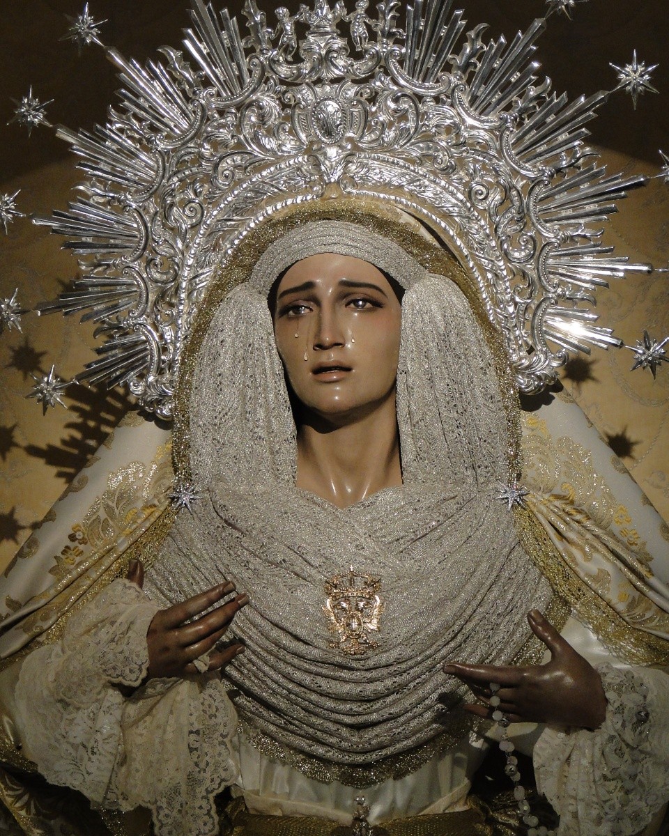 AlCompJiennense's tweet photo. ⚪#VESTIMENTAS | María Santísima de la Trinidad ataviada por su vestidor Antonio Parras, con motivo de la Pascua de la Resurrección.
@JaenCautivo https://t.co/SSRmBVeuHH