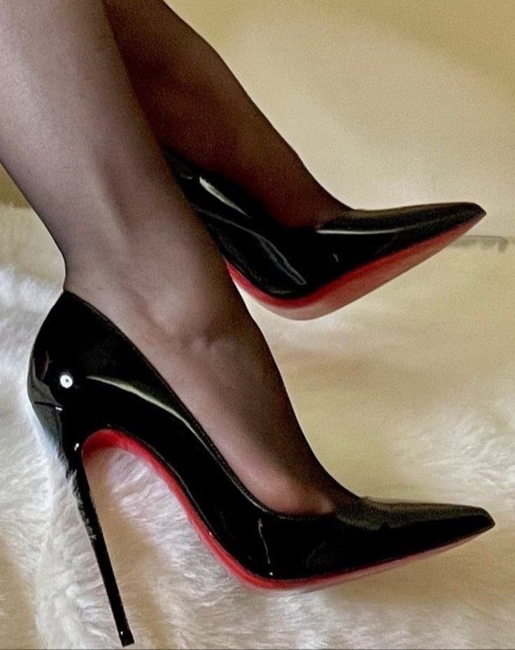 Amo usar tacones lo mejor del mundo con medias súper transparentes 🤤😌💅🏼 yo nena travestí muy sexy en lencería busco amigos activos .