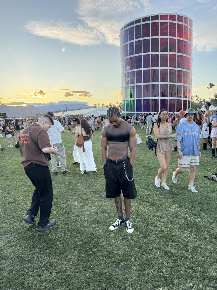 Sethjthagoat's tweet photo. Day 1 #Coachella #Year4 https://t.co/SD39sX2Vr7