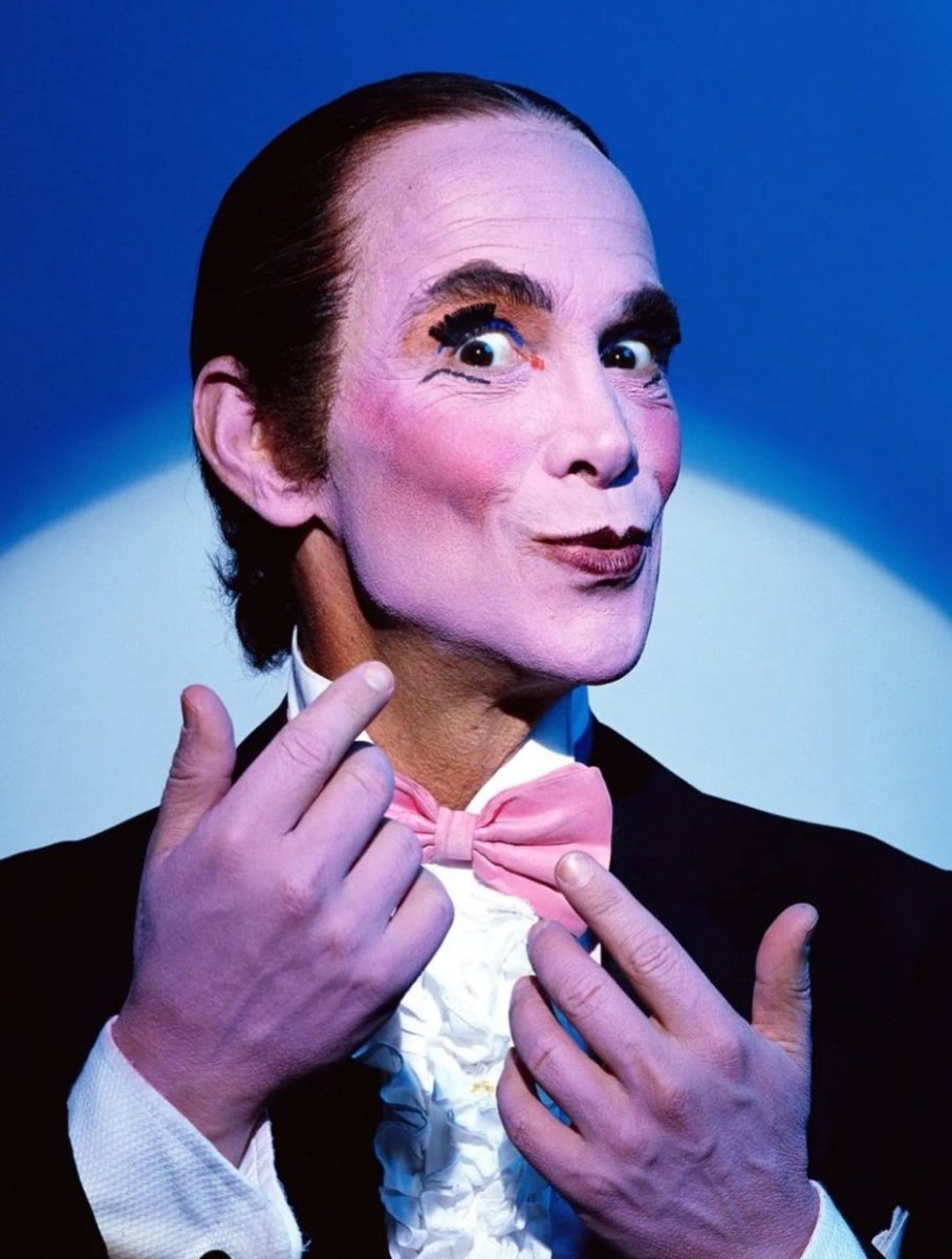 JuanmadelaPoza's tweet image. #JoelGrey cumple 94 años. El actor se hizo famoso por interpretar el papel de maestro de ceremonias en #Cabaret (1972). Joel Grey ha confesado que nunca fue un secreto para su familia ni para sus amigos que era homosexual. Sin embargo, nunca le han gustado las etiquetas.