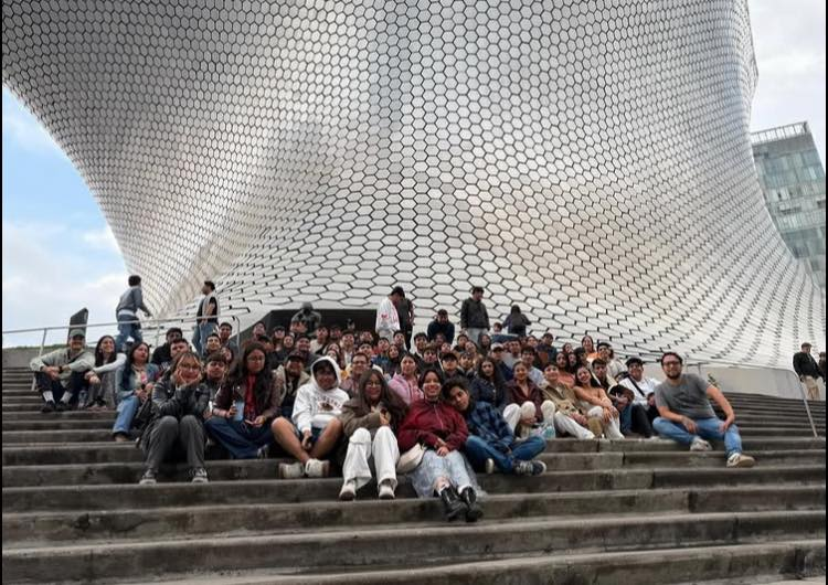El equipo de prensa y los chicos de los Grupos Culturales Nacionales del Mov Antorchista visitamos el Museo Sumaya.📷📷

Porque es importante conocer más sobre el arte y la cultura.