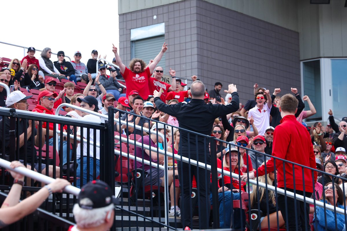 LouisvilleMBB's tweet image. Few things hit like a @patkelsey C-A-R-D-S chant at Jimmy P 

#GoCards x @LouisvilleBSB