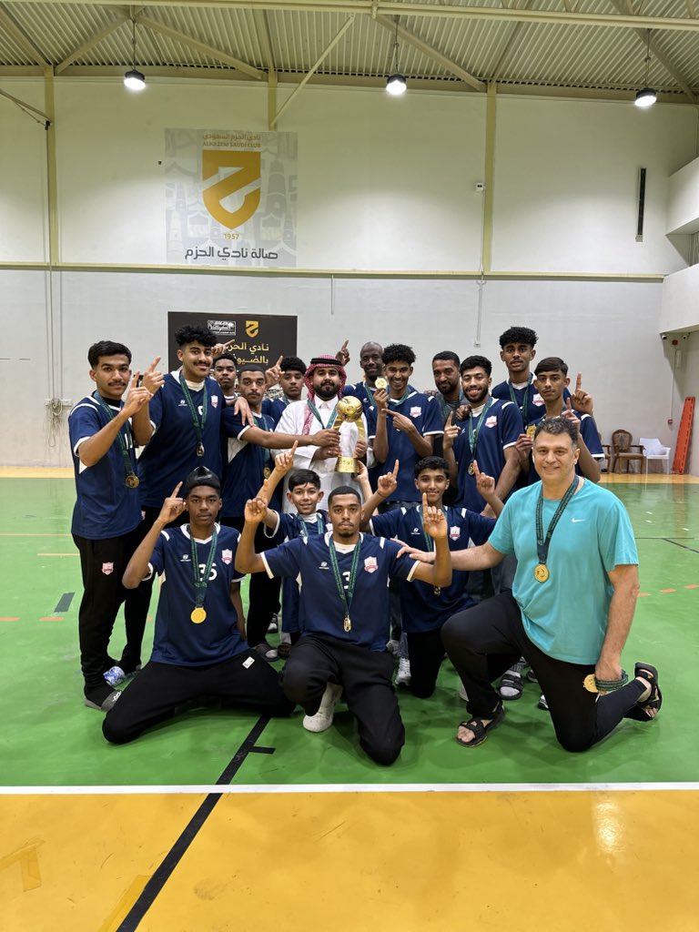 alshurooqclubb's tweet photo. من هنا تبدأ الحكاية… 🏆🤍❤️

ذهب يُعلّق على الصدور… وكأس يُثبت من هو الأول 👏🏻
رجال الشروق ما وعدوا إلا ووفّوا، واليوم يكتبون إنجاز جديد يُحكى 💪🏻

تعب، إصرار، روح فريق… والنتيجة بطولة تُرفع بكل فخر 🔴⚪️

هذا مو نهاية المشوار…
هذا أول الطريق نحو القمة 🔥

#الشروق
#نادي_الشروق
#أبطال
#منصات_التتويج
#ذهب
#كرة_الطائرة_الممتاز