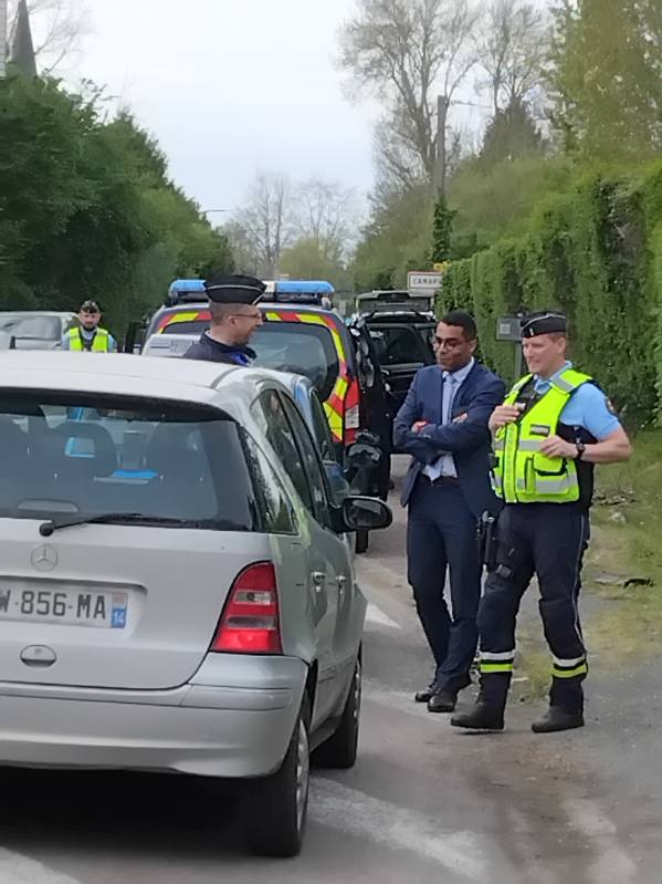 Prefet14's tweet image. 🚨 #SécuritéRoutière | Vacances de #Pâques : contrôles renforcés 🚨
À l’occasion des départs en vacances, les contrôles sont intensifiés sur les axes les plus fréquentés du département.
Le sous-préfet de Lisieux a participé à une opération menée par le groupement de gendarmerie à