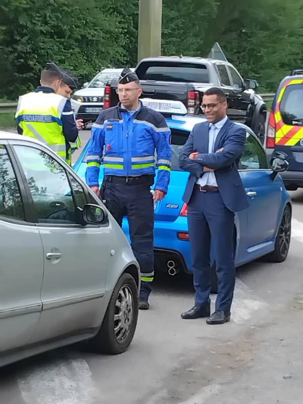 Prefet14's tweet image. 🚨 #SécuritéRoutière | Vacances de #Pâques : contrôles renforcés 🚨
À l’occasion des départs en vacances, les contrôles sont intensifiés sur les axes les plus fréquentés du département.
Le sous-préfet de Lisieux a participé à une opération menée par le groupement de gendarmerie à