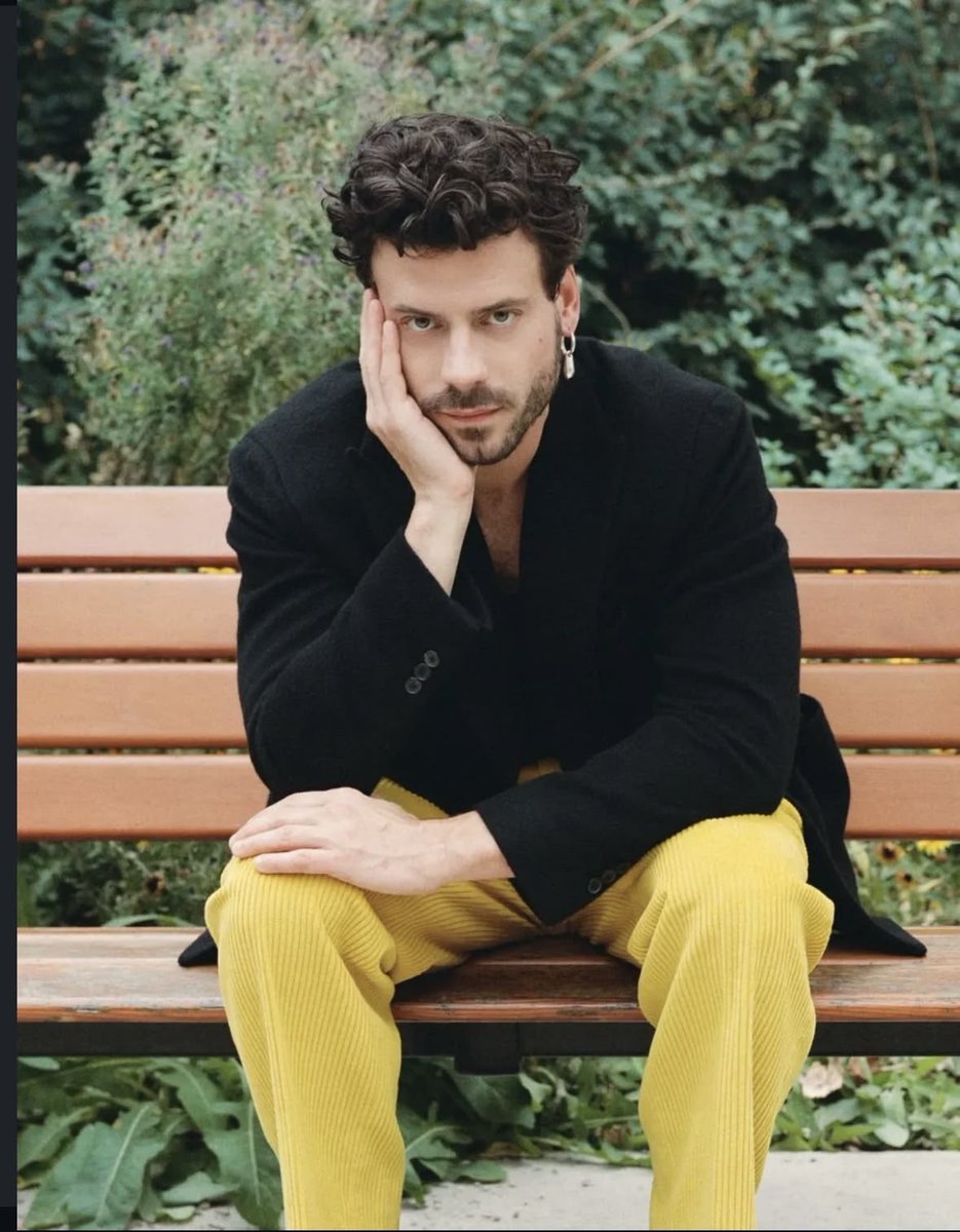 this_gio04's tweet photo. a duo I just made up 
(the category is beautiful men who have a portrait that get old instead of them and that have acted in period dramas about italian families) https://t.co/OeyfHIFWYJ