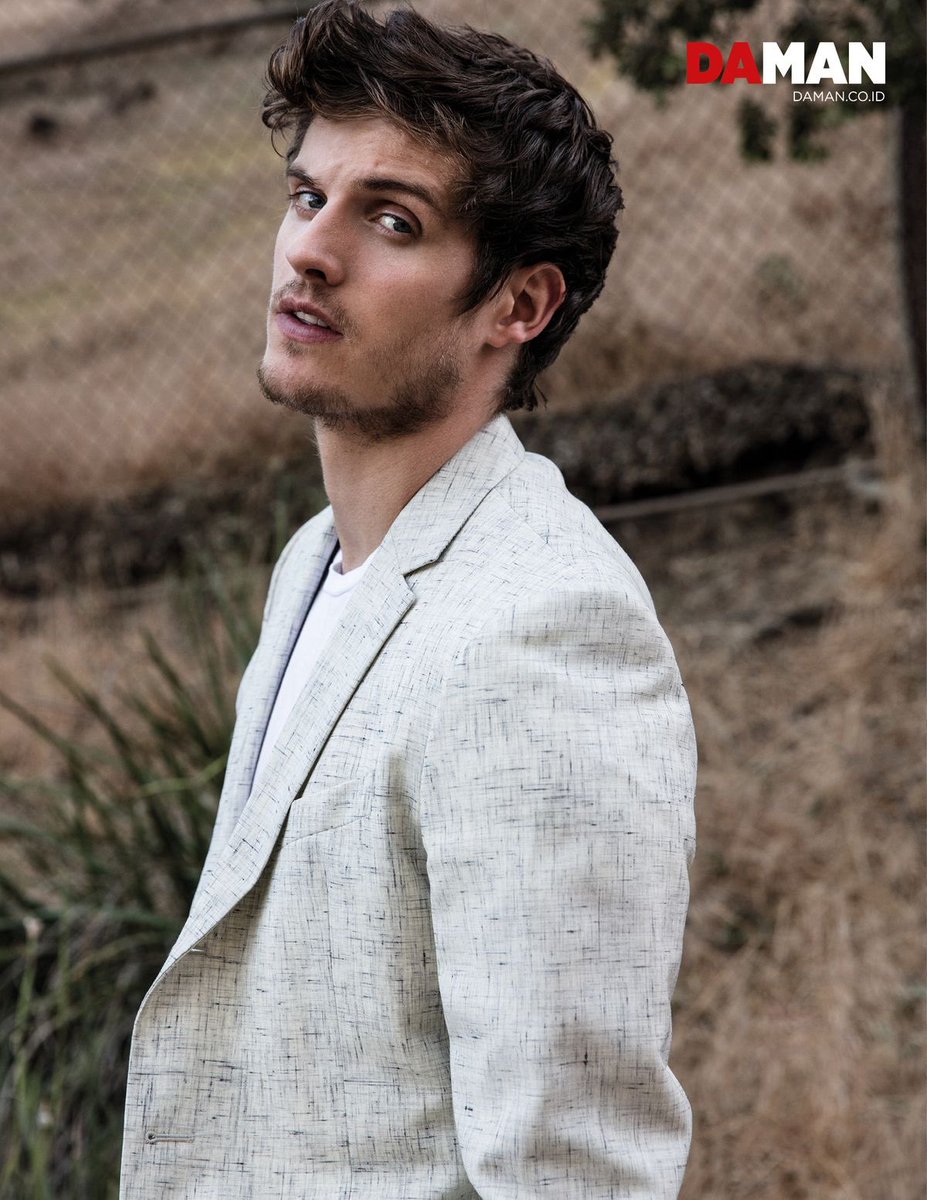 this_gio04's tweet photo. a duo I just made up 
(the category is beautiful men who have a portrait that get old instead of them and that have acted in period dramas about italian families) https://t.co/OeyfHIFWYJ