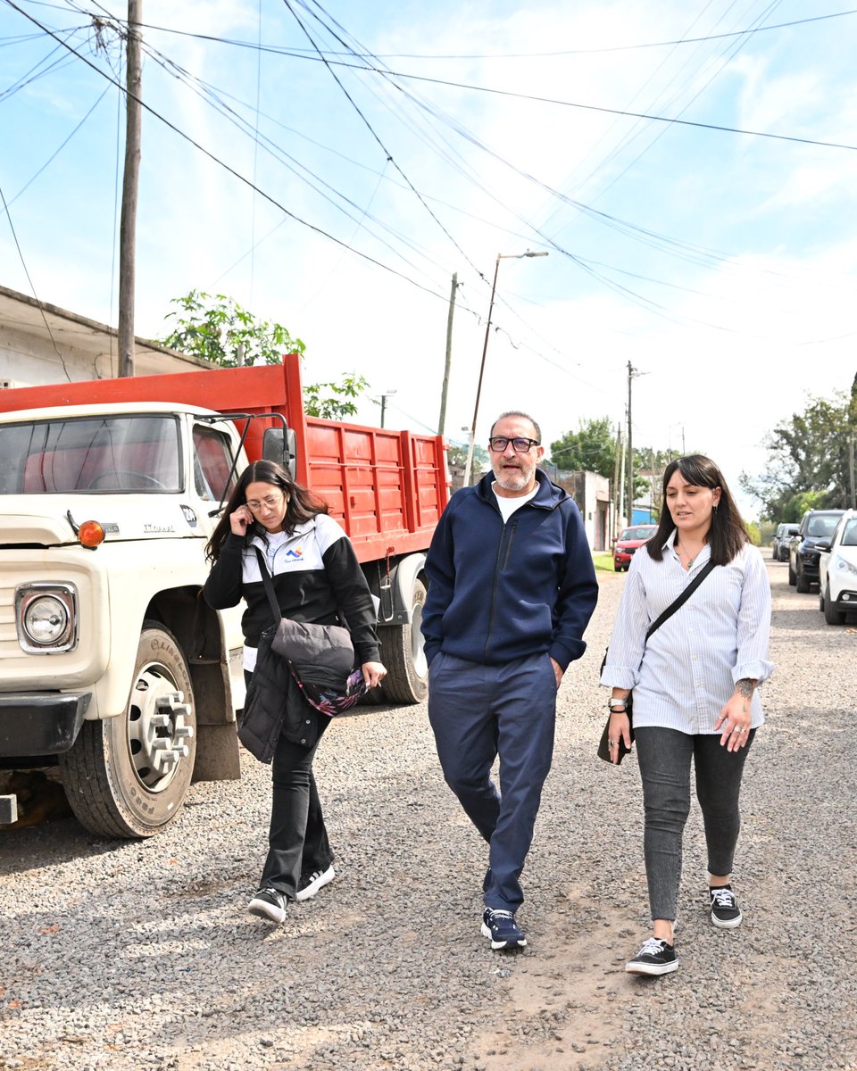 luisvivona's tweet photo. 🚜✨• En el barrio 1° de Mayo, en la Ciudad de Tierras Altas, acompañé una nueva jornada del Programa Malvinas Más Cerca, que tiene como objetivo garantizar el acceso a servicios esenciales sin necesidad de trasladarse lejos de su hogar.

Durante la jornada se brindaron prestaciones en salud, atención veterinaria, asesoramiento legal, Malvinas + Digital, desarrollo social y mejoras en espacios urbanos como veredas, luminarias y calles, entre otros servicios.

Estas acciones forman parte de una planificación integral que articula el intendente @Nardini_Leo y que acompaña el desarrollo del corredor gastronómico, el teatro municipal, el fortalecimiento del sistema de seguridad con nuevas cámaras y patrulleros y la puesta en valor del espacio público.

#MalvinasMásCerca