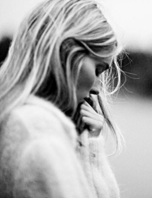 - tu as peur de mourir ?
- non. de ne pas avoir assez vécu.
- c'est pareil.
- non. mourir, c'est une seconde. vivre, c'est tout le reste.
- et si tu vivais déjà tout ce que tu devais vivre ?
- alors je fermerais les yeux. et je dirais merci.