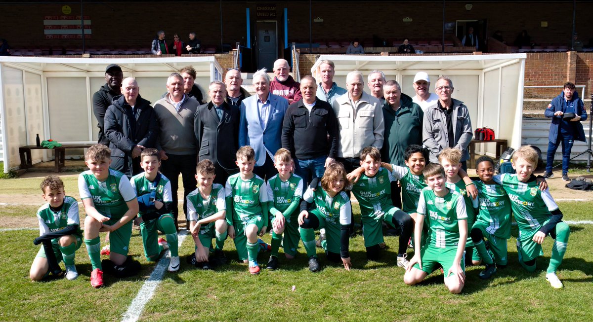 LectorExLibri's tweet image. What a great afternoon for @AylesburyUtdFC ! We were joined by 15 of the finest ex-AUFC players from the 80s/90s. Here they are with our juniors - our future stars! #legends @21DucksTrust @NonLeagueCrowd @AylesNews