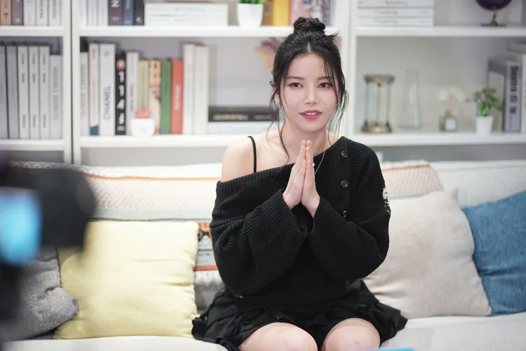 KimSolarBR's tweet image. 📰 04.04.26 | #SOLAR, a líder do popular girlgroup coreano MAMAMOO, tem ganhado popularidade crescente enquanto desenvolve sua carreira em Taiwan, mas chocou ao dizer de repente: "Taiwan é muito perigoso!". 

Quando o motivo foi revelado, fez todo mundo rir. Não se trata de