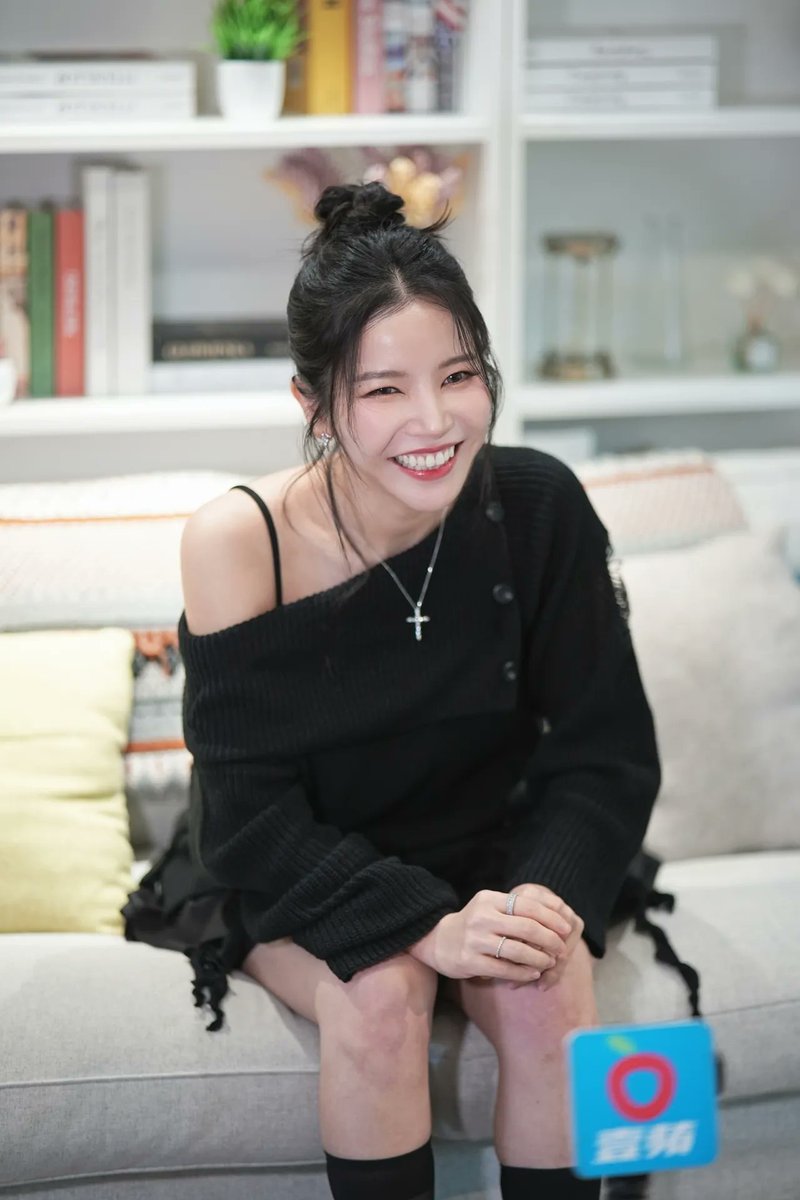 KimSolarBR's tweet image. 📰 04.04.26 | #SOLAR, a líder do popular girlgroup coreano MAMAMOO, tem ganhado popularidade crescente enquanto desenvolve sua carreira em Taiwan, mas chocou ao dizer de repente: "Taiwan é muito perigoso!". 

Quando o motivo foi revelado, fez todo mundo rir. Não se trata de