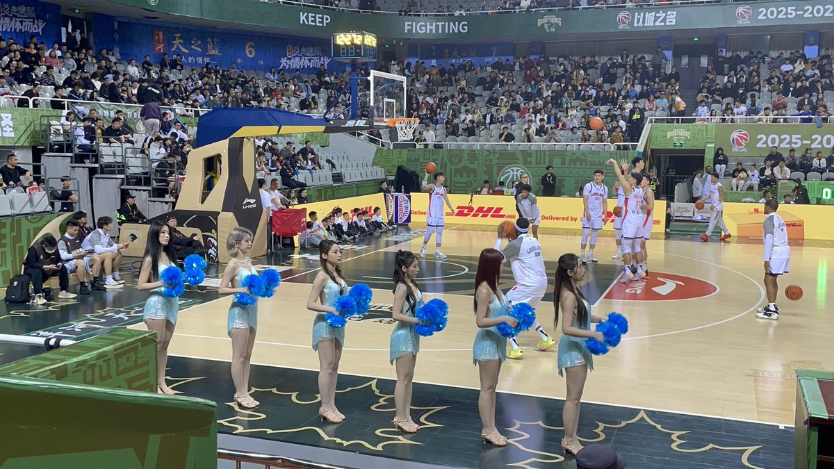 ShowMyPP's tweet photo. 今天受邀看了J Cole在CBA的首秀，挺好玩的，南京队拉拉队身材都好瘦呀 https://t.co/WJpV3qcfWe