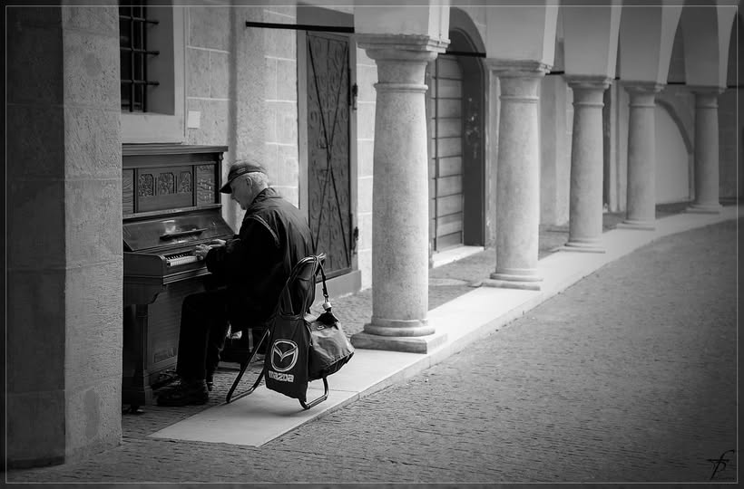 "Quando un uccellino canta, pensa che la sua melodia sta esprimendo la gioia della Natura. Poiché anche tu sei un figlio della Natura, pure tu puoi esprimere quella gioia!"
"La vita come un pentagramma dove sei tu che detti la durata dei suoni e dei silenzi!"