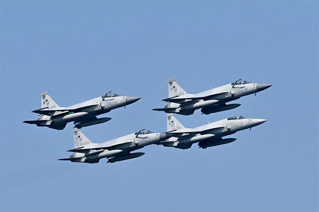 MarioNawfal's tweet photo. 🇵🇰🇸🇦 Saudi Arabia just welcomed Pakistani fighter jets and troops at King Abdulaziz Air Base as part of their strategic mutual defense agreement.

This comes at the same time Pakistan is actively brokering peace talks between the U.S. and Iran in Islamabad, while also publicly praising and supporting Tehran.

It's playing mediator between Washington and Tehran, yet reinforcing its longtime military alliance with Saudi Arabia. 

Pakistan is playing 4D chess.

Source: Reuters