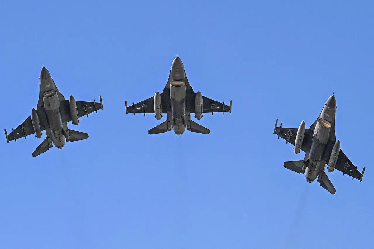 MarioNawfal's tweet photo. 🇵🇰🇸🇦 Saudi Arabia just welcomed Pakistani fighter jets and troops at King Abdulaziz Air Base as part of their strategic mutual defense agreement.

This comes at the same time Pakistan is actively brokering peace talks between the U.S. and Iran in Islamabad, while also publicly praising and supporting Tehran.

It's playing mediator between Washington and Tehran, yet reinforcing its longtime military alliance with Saudi Arabia. 

Pakistan is playing 4D chess.

Source: Reuters