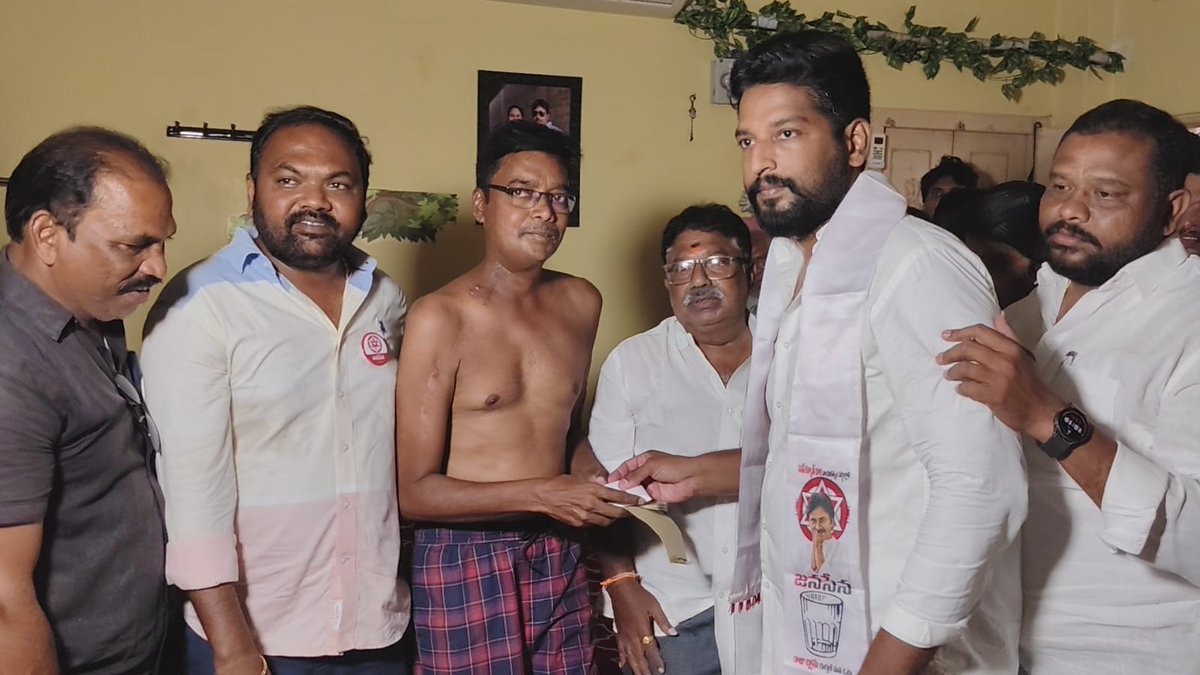 pavujenni's tweet photo. తేదీ :11-04-2025 
 నెల్లూరు జిల్లా @JanaSenaParty ఆధ్వర్యంలో, గొంతు క్యాన్సర్ తో బాధపడుతూ ఆపరేషన్ చేయించుకున్న షేక్ సిరాజ్ గారికి పదివేల రూపాయల ఆర్థిక సహాయం మరియు నిత్యావసర  వస్తువుల పంపిణీ కార్యక్రమం 

@NagaBabuOffl @AjayaKumarJSP @itsRamTalluri https://t.co/6Vi92e7btL