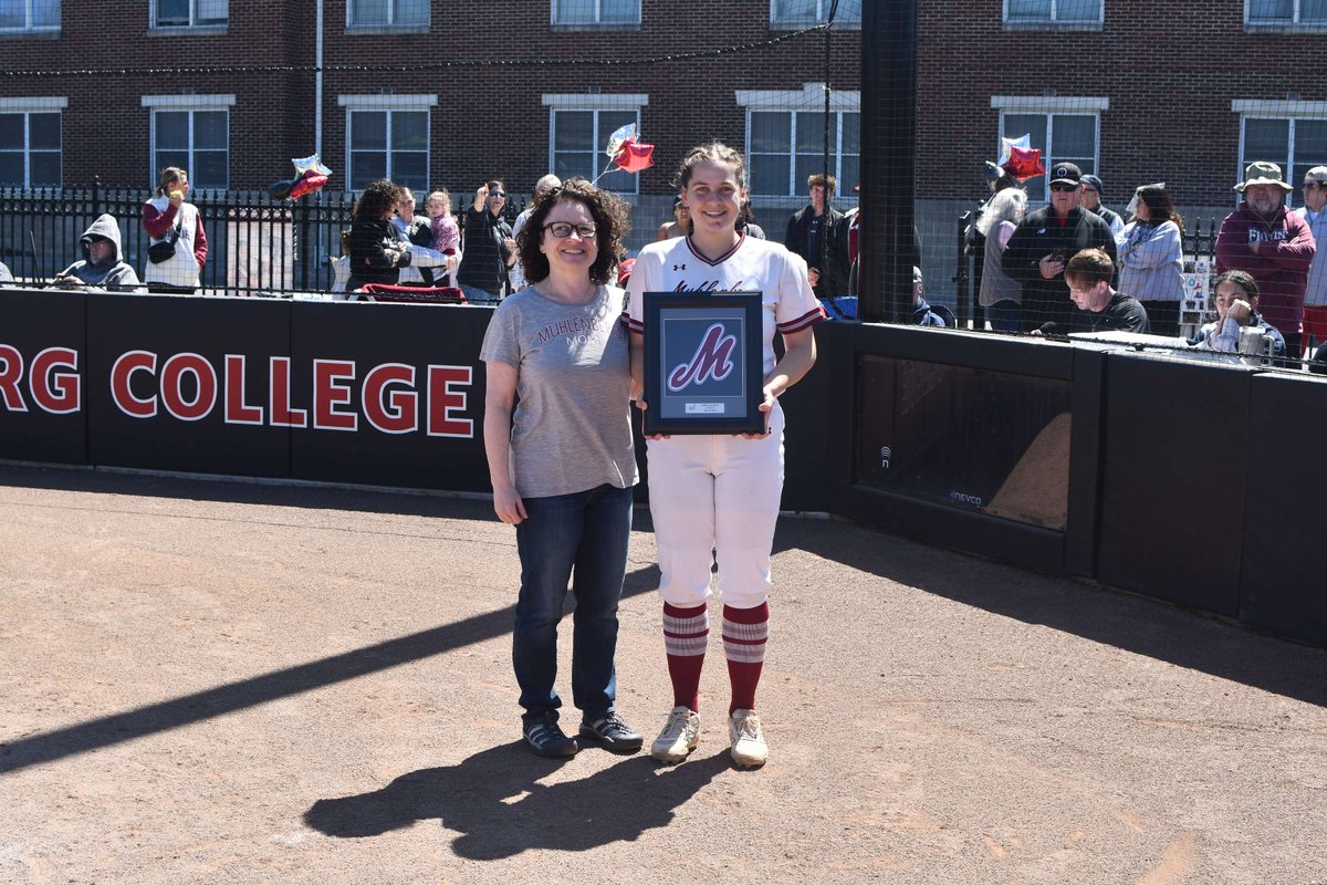 Muhl_Sports's tweet image. Congratulations to our three @mulesoftball seniors on their respective careers: Scooter Hulsen, Sophia Jacobson, and Maddy Svenningsen!!!

#RollMules #Seniorday
