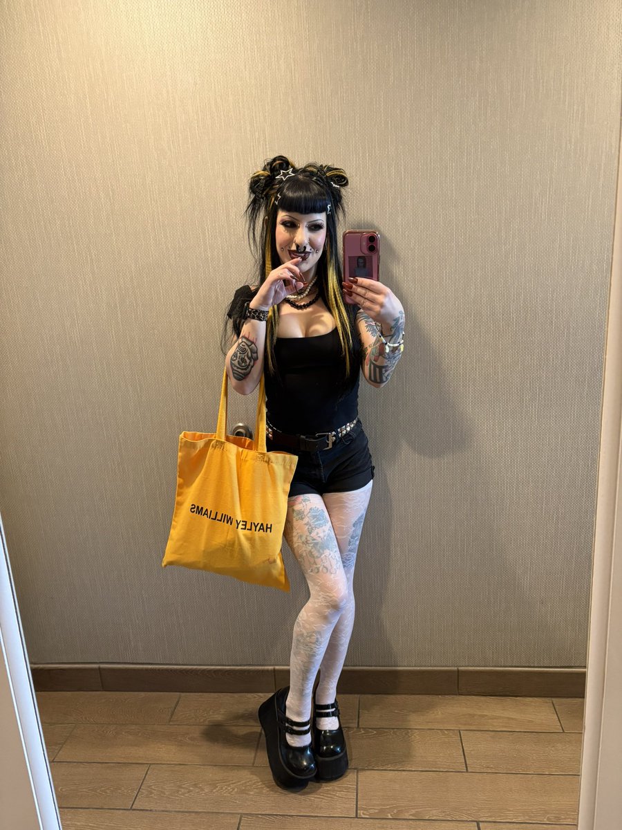 Happyxhaus's tweet photo. @colormeandrea @Killahfinalgirl The way I was stressing over what to wear &amp; ended up going simple and I ended up MATCHING her?? I was so happy🥺 https://t.co/nu8aOEibuu