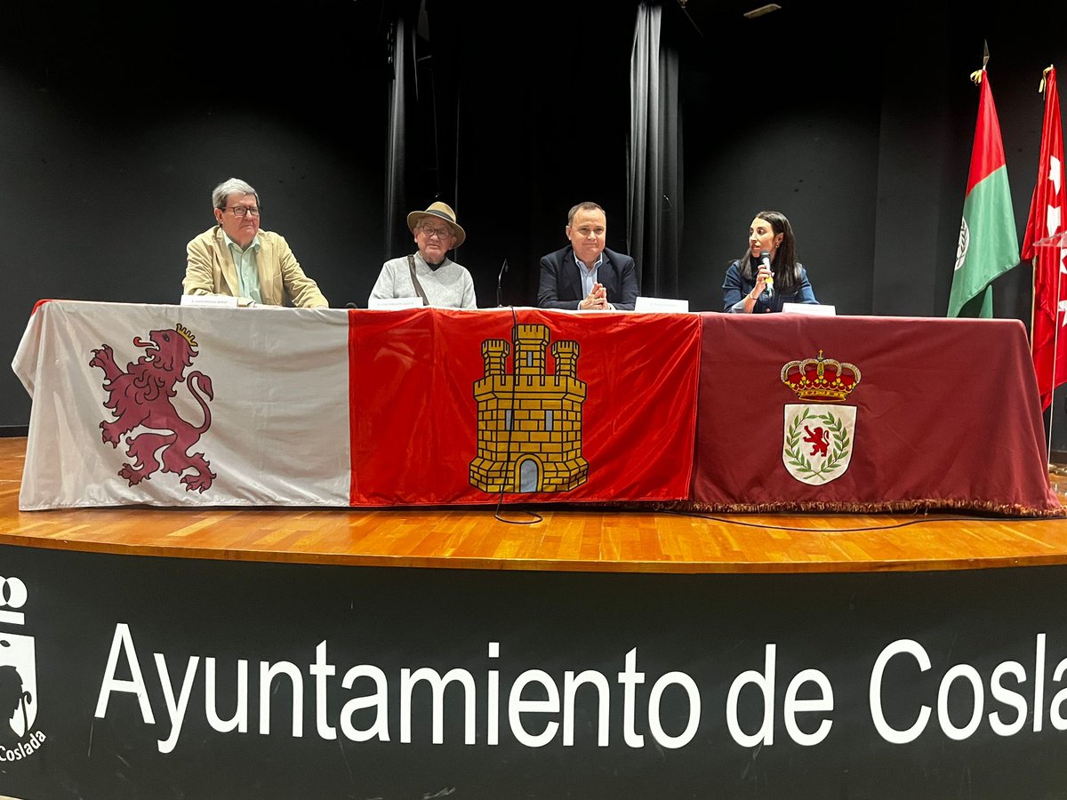 Angviveros's tweet photo. Agradecimiento muy especial a ANTONIO LÓPEZ por acompañarnos y al gran pintor José María Mezquita que nos ha dado la oportunidad de conocer y disfrutar de su magnífica exposición en la
Inauguración de las jornadas culturales de la Casa Regional de Castilla y León de #Coslada https://t.co/DJIEs86AXG