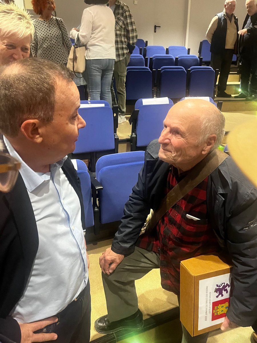 Angviveros's tweet photo. Agradecimiento muy especial a ANTONIO LÓPEZ por acompañarnos y al gran pintor José María Mezquita que nos ha dado la oportunidad de conocer y disfrutar de su magnífica exposición en la
Inauguración de las jornadas culturales de la Casa Regional de Castilla y León de #Coslada https://t.co/DJIEs86AXG