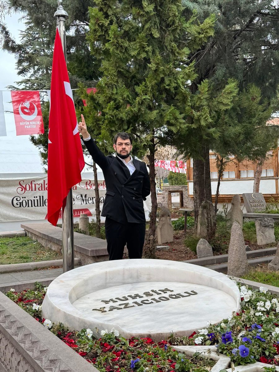alperenaliakpek's tweet photo. Siyonistlik...

Masonluk...

Sabetayistlik...

Pakradunilik...

Bunlardan bahsettiğiniz zaman insanlar sanki gayri ciddi bir komplo teorisinden bahsediyormuşsunuz gibi bıyık altından gülmeye başlarlar.

Bu onlarca yıldır süren bir sulandırma politikasının neticesidir.

Bu bir istihbarat tekniğidir...

Eğer bilgiyi saklayamıyorsan o kadar çok dezenformasyon üretirsin ki insanlar doğruyı yanlıştan ayırt edemezler.

Siyonizm ve diğer sapkın türevleri bu dünyanın kanseridir.

Tek tedavisi Türk-İslam Ülkücüleridir...

Siyonist köpeklerin adam devşirme merkezi olan mason locasına -en azından göz önünde olanına- nihayet kayyum atandı.

Satır arasında geçen bir haber oldu ancak ben son derece önemli buluyorum.

Ne kadar siyonist ve bunlara secde eden sapkın varsa kökleri kurutulmadan Türk milletinin ıslah olması mümkün değildir.

Türk İslam Ülkücülerinin de davalarında mason köpekleri kadar samimi olması icap eder.

Kalkıyorsun 1500 yıldır İslam'ın sancaktarlığını yapan ülkede tekbir çekiyorsun, en yakın arkadaşlarımız bile hocam çok abartmaya gerek yok, sen Profesörsün diyorlar.

Etek giyip kukuleta ile gezinen tipler maalesef pek çok arkadaşımızdan davasında daha erkek...

Sağda Türk masonlarının büyük üstadı Bilgi Üniversitesi eski rektörü Prof. Dr. Remzi Sanver...

Allah canımızı alacaksa hilal bıyıklı Alperen olarak alsın.

Ömrü çiçek böcek dağıtmakla geçen pısırık süslümanlardan bizleri uzak etsin.
