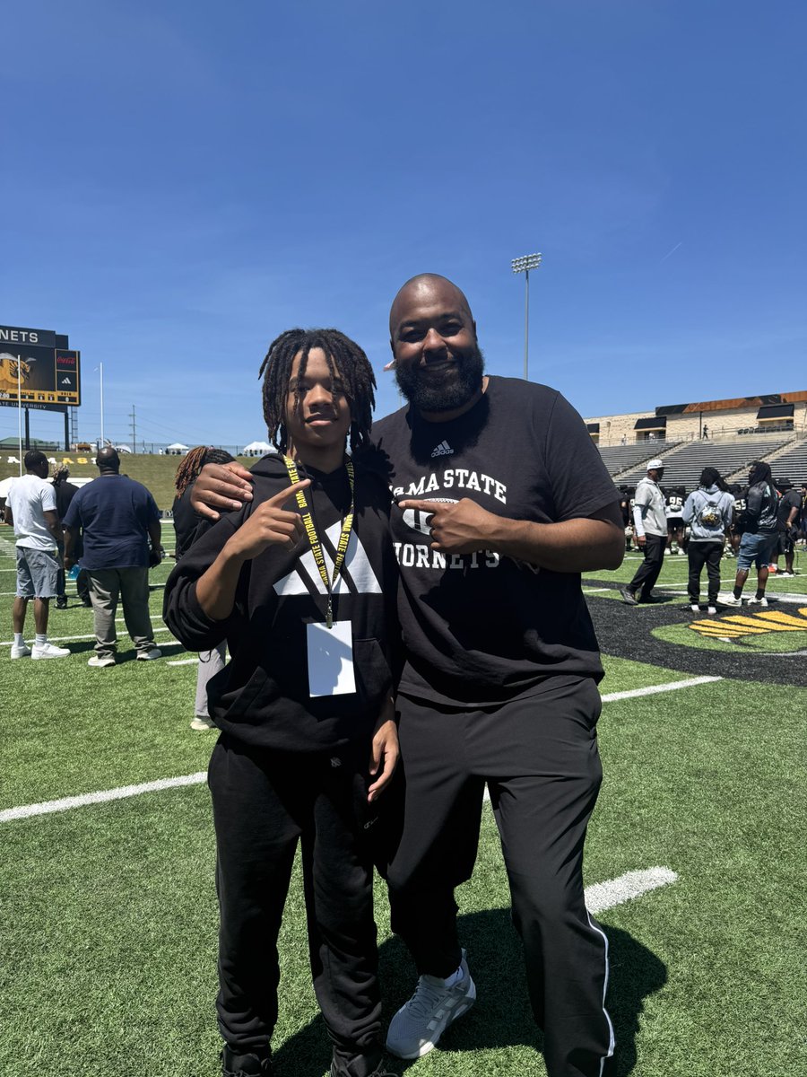 H_Richburg_30's tweet photo. it was great meeting with coach @coachtonyhull at the alabama state gold vs black game. had a great conversation with him. go jackets 🐝🐝

@RecruitBigClay 
@dprice_qb17 https://t.co/aw9eEihkr6