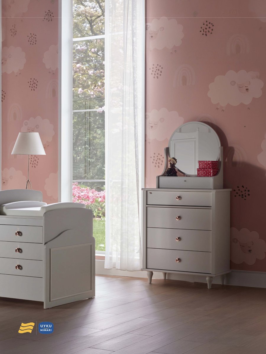 Bebeğinizin en tatlı rüyalarına ev sahipliği yapacak bir köşe: EmilyBeşik. ✨👶

Dünyaya gözlerini yeni açan minik mucizeniz için her şeyin en iyisini istediğinizi biliyoruz. EmilyBeşik, zarif tasarımı ve huzur veren detaylarıyla bebeğinize anne kucağı sıcaklığında bir uyku alanı