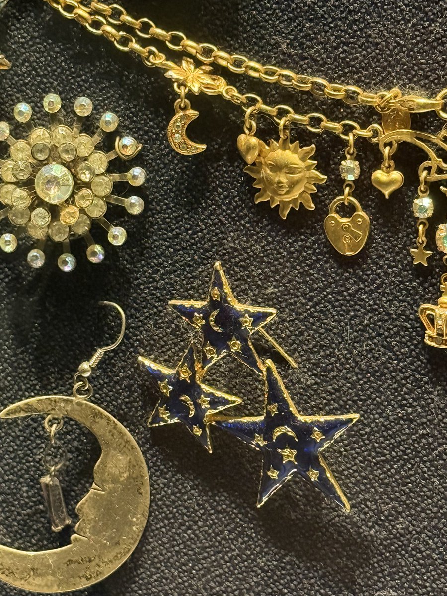 headphxnie's tweet photo. spent our 5yrs where the stars felt closest 🌙 https://t.co/y5j8EGeD6R