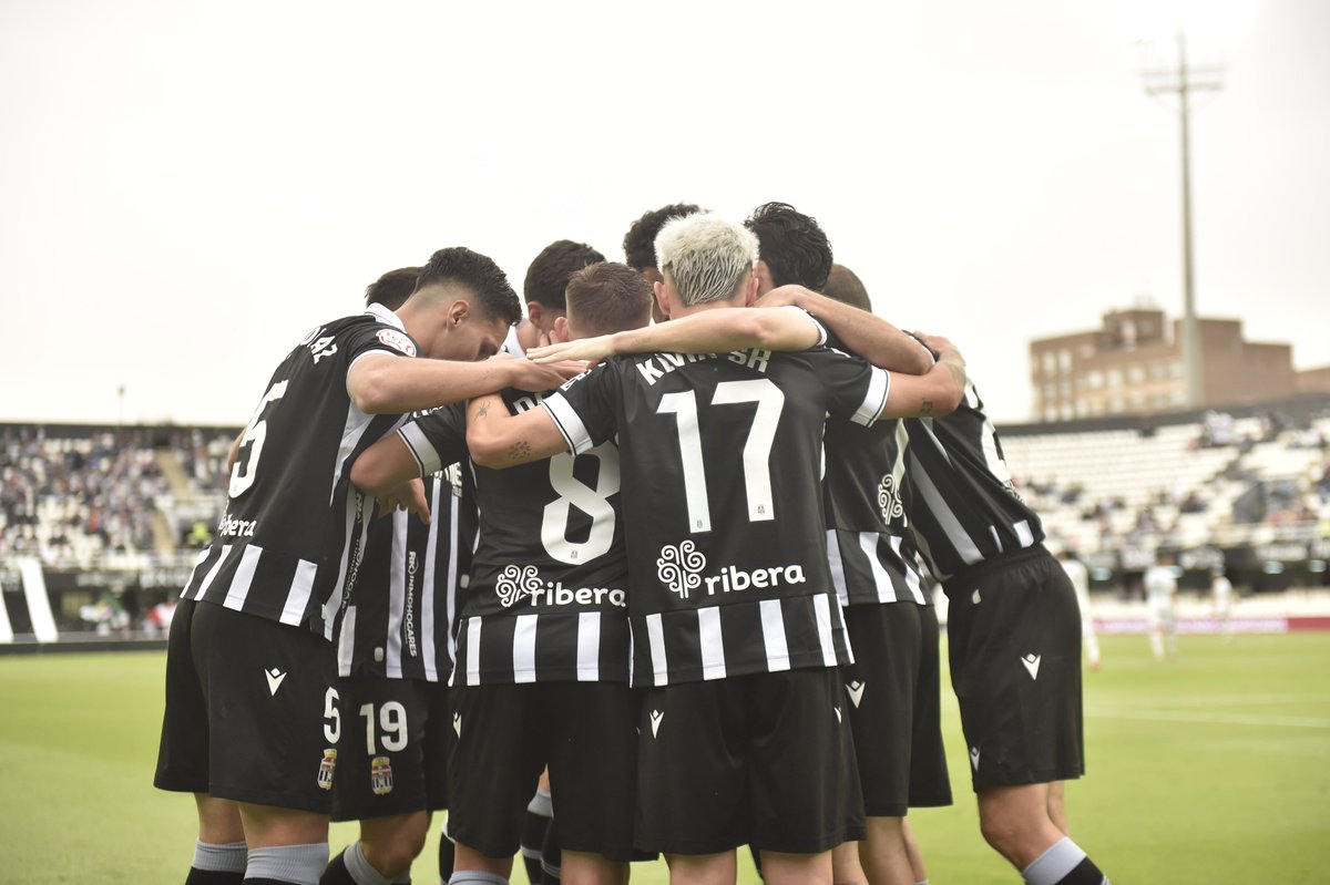 ¡Buenos días y feliz domingo🤍🖤!