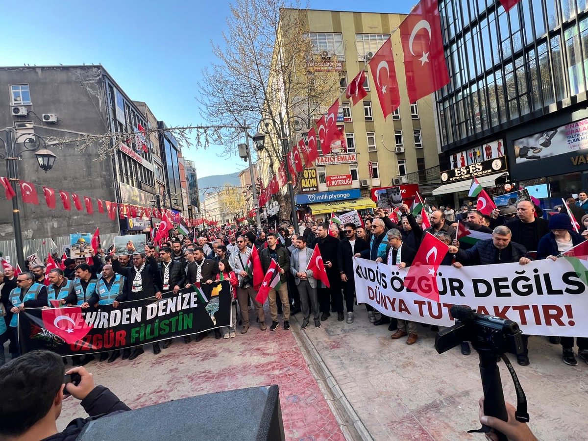 Filistin’e destek; sadece bir coğrafyaya değil, insanlığa, adalete ve vicdana sahip çıkmaktır.

Zor şartlar altında yaşam mücadelesi veren Filistinli kardeşlerimizin yanında olmak; dualarımızla, yardımlarımızla ve sesimizle onların yalnız olmadığını hissettirelim…