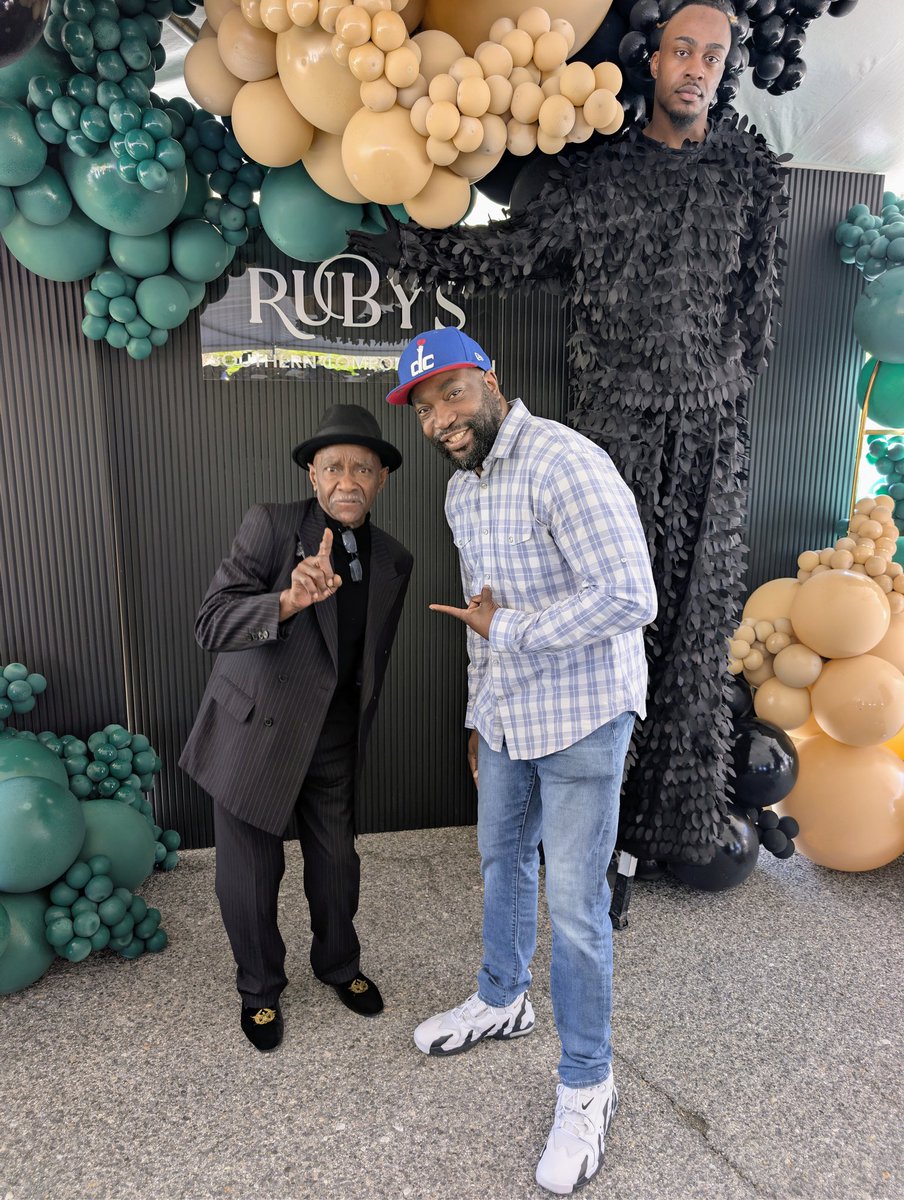 Slim__Matic's tweet photo. Got to meet @MrTendernism today! https://t.co/i2A5S2hrYO